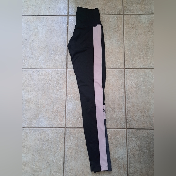 Pink VS leggings - Picture 2 of 3